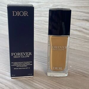Dior Forever Skin Glow Foundation in 4N Neutral / Glow. Only used twice w/box